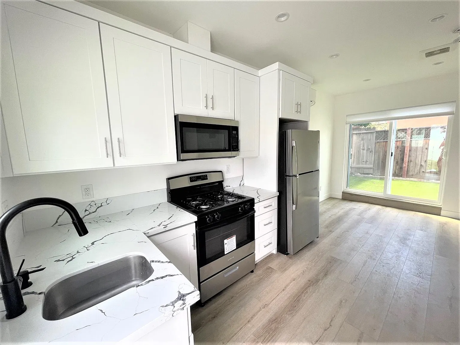 19124 Erwin St — Photo 3