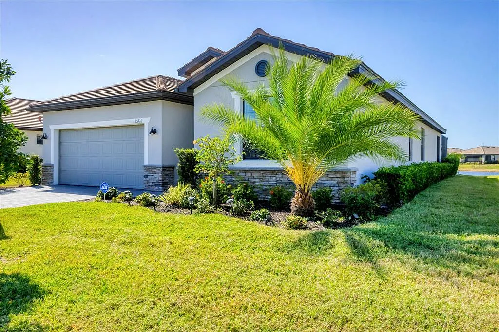 3 bed, 3.0 bath, 2027 sqft, $7,500 — Photo 3