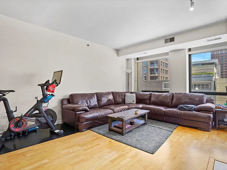 1212 N Wells St #302 — Photo 6