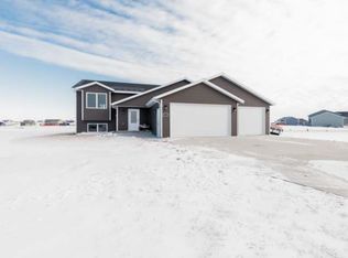 7109 Copper Ridge Ln, Bismarck, ND 58504