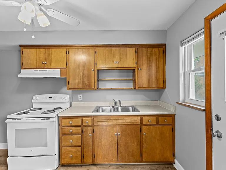 723 Village Dr — Photo 8