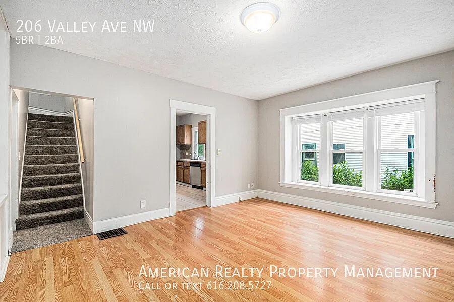 5 bed, 1405 sqft, $2,700 — Photo 2
