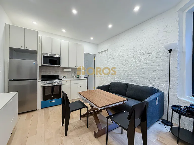 322 E 11th St #4 — Photo 2