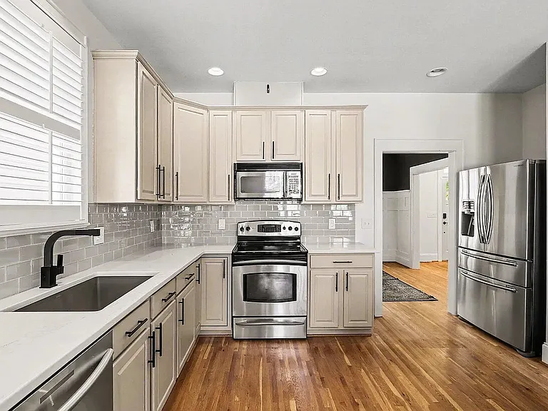 3426 Falls River Ave — Photo 2