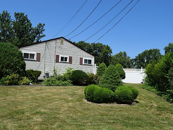 3rd image of 11 Lynn Dr