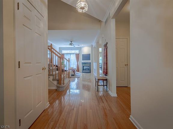 5th image of 20 Loft Dr