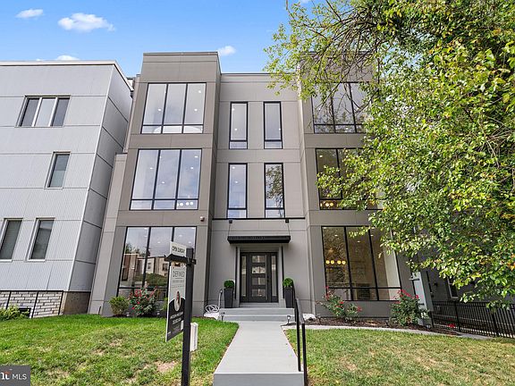 2nd image of 517 Montana Ave NE #2B