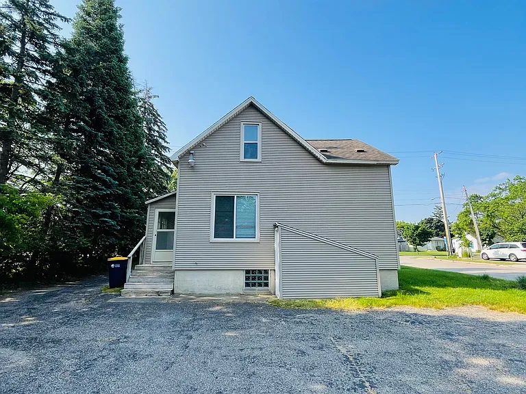 1323 Leonard St NE — Photo 6