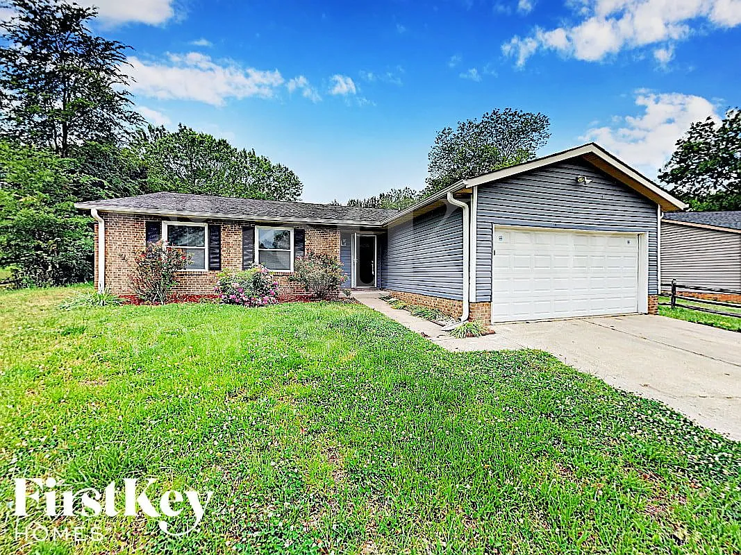 3 bed, 2.0 bath, 1385 sqft, $2,570 — Photo 1