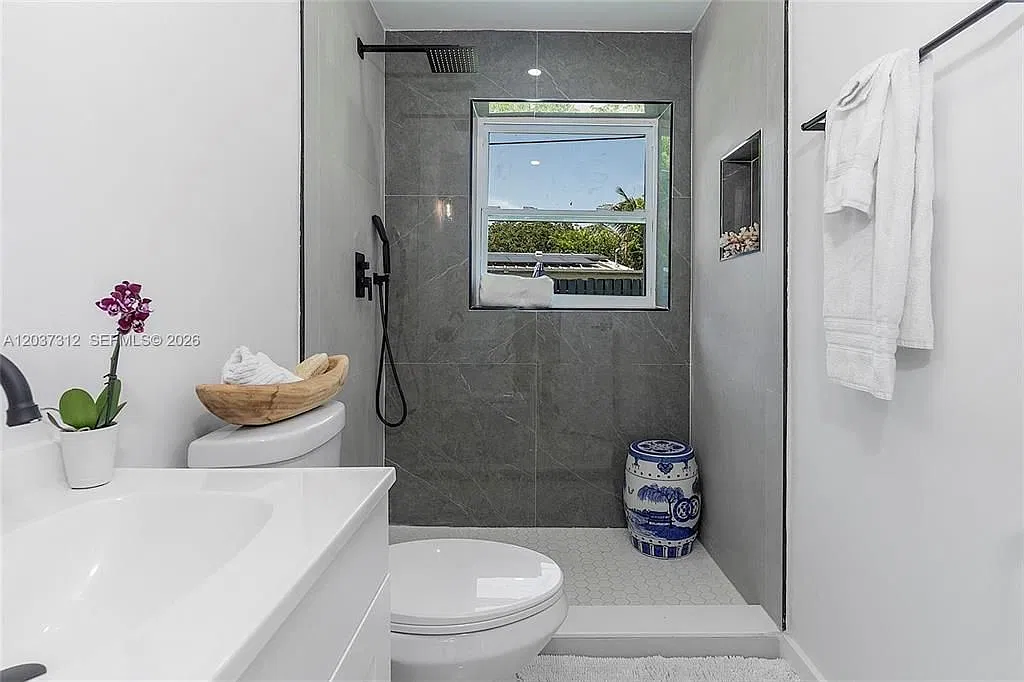 3 bed, 2.0 bath, 1147 sqft, $3,250 — Photo 4