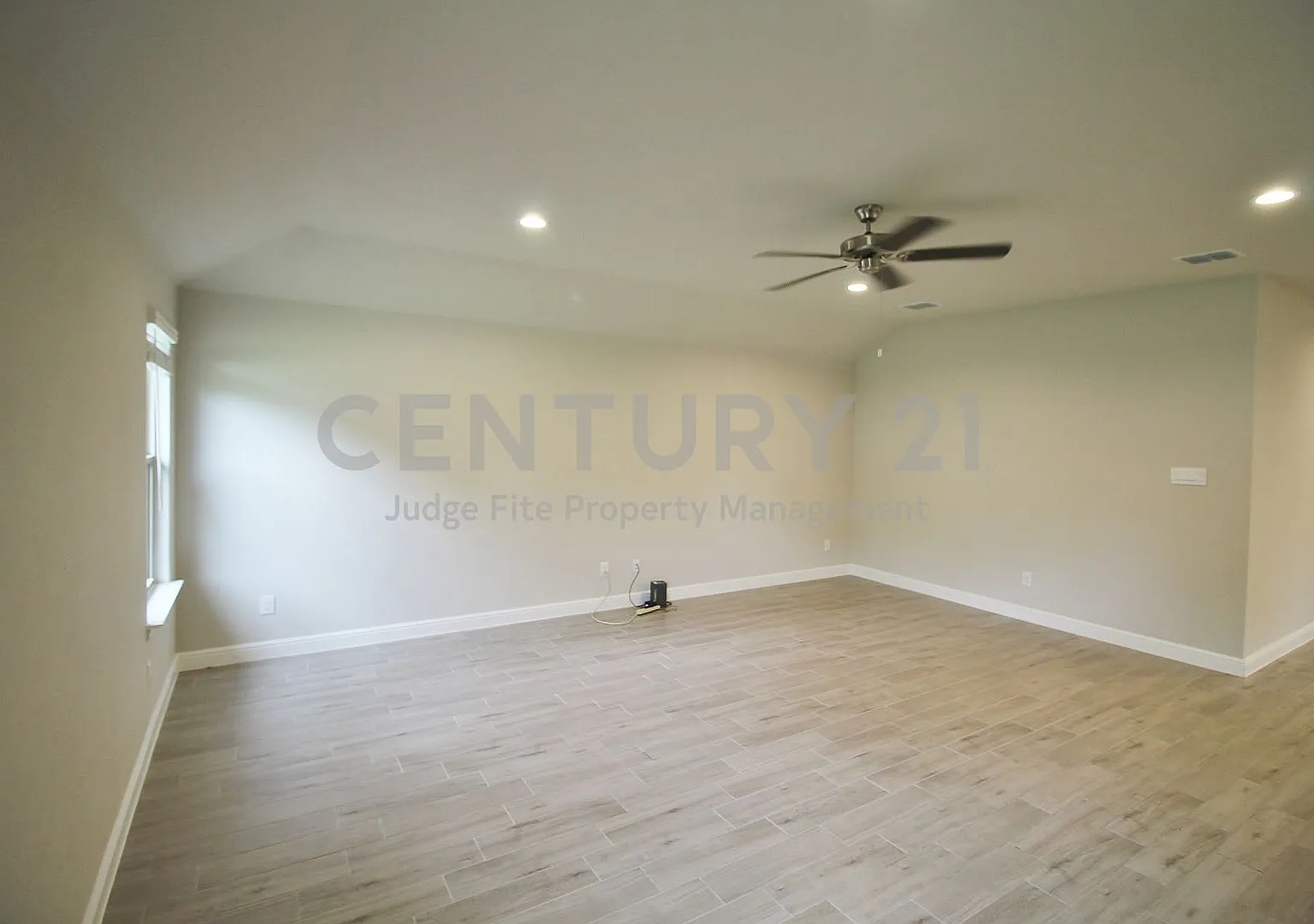 Leasing Speciall - $500.00 Off Your 2nd Months Rent Lovely 4/2/2 In Burleson For Rent! — Photo 4