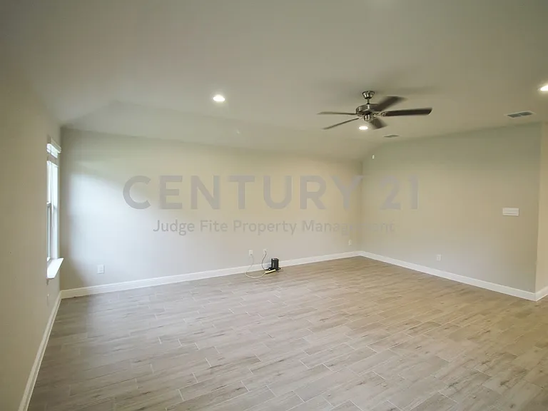 1449 Bennett Dr — Photo 4