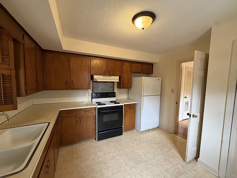 649B E Broad St — Photo 6