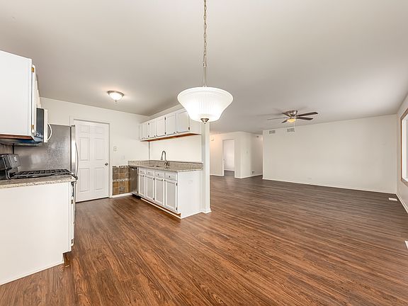 4th image of 112 Oakton Ln