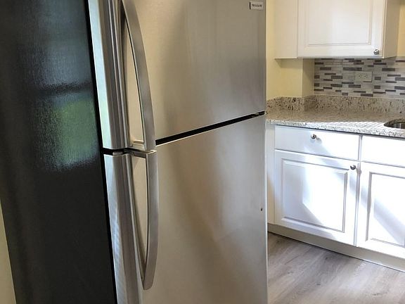 3rd image of 8 Park Ct #8
