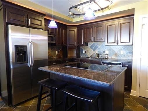 Great kitchen with modern amenities and island counter