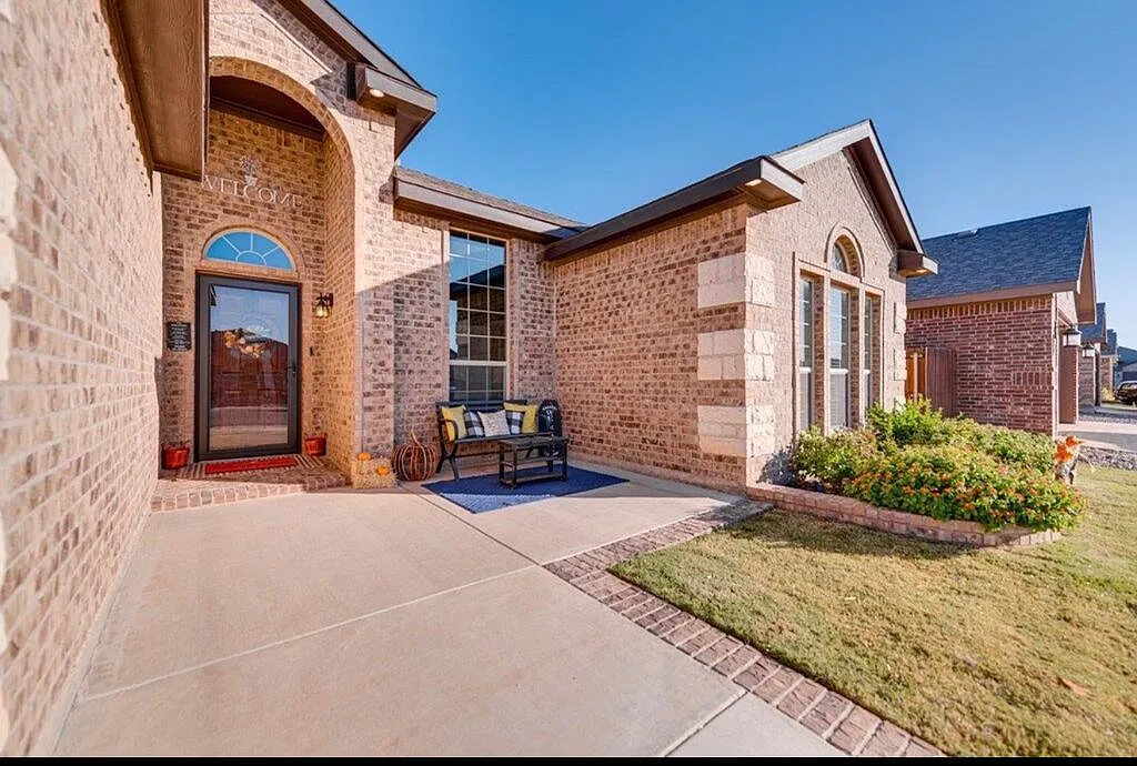 4 bed, 2.0 bath, 2285 sqft, $3,100 — Photo 2