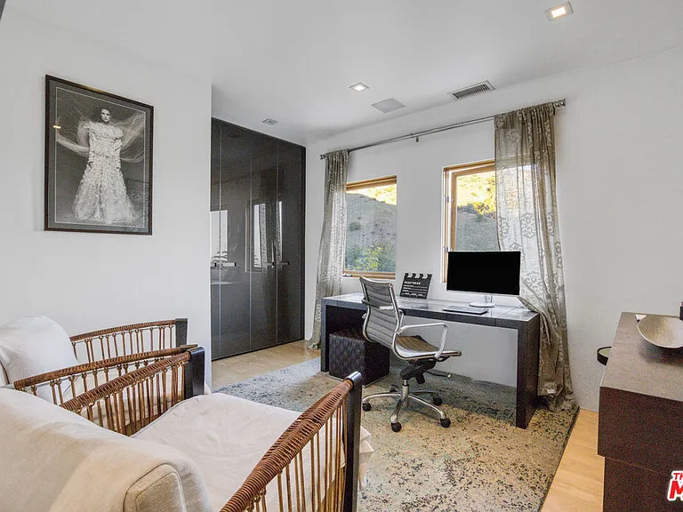 1929 N Curson Pl — Photo 38