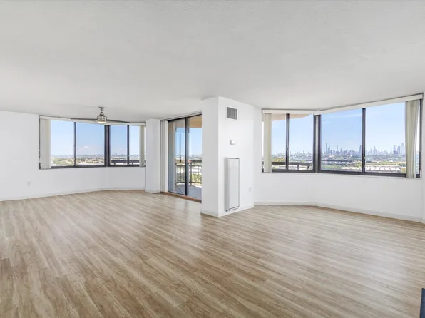 1705 Harmon Cove Tower image 14 of 49