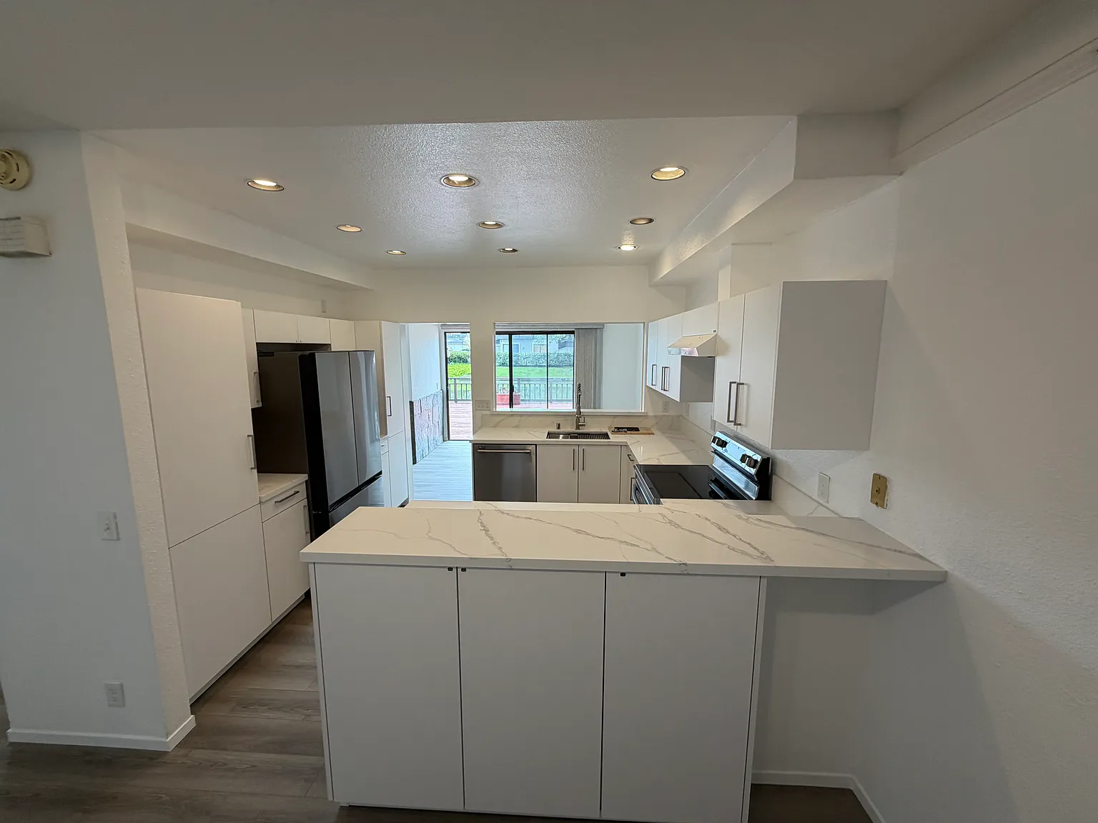 3 bed, 2.5 bath, 1800 sqft, $7,500 — Photo 3