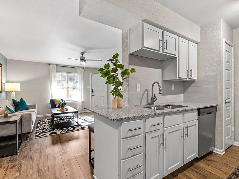 1520 Enclave Pkwy — Photo 12