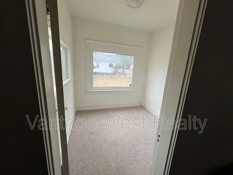 3 bed, 1.0 bath, 843 sqft, $2,000 — Photo 2