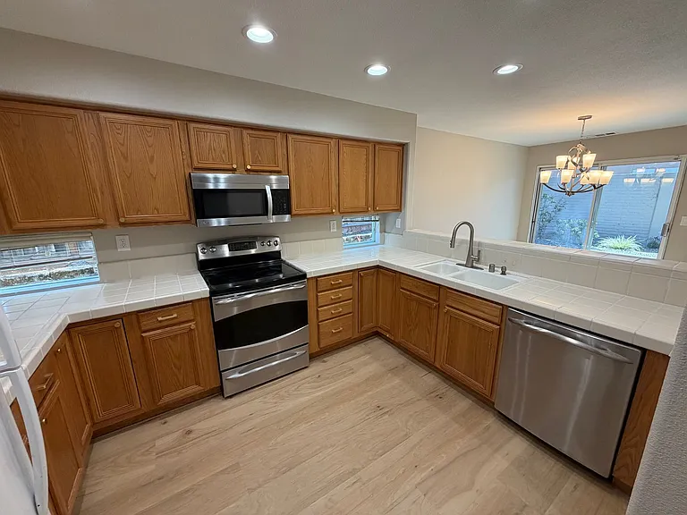 1102 Vista Pointe Cir — Photo 5