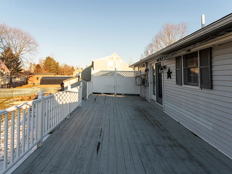 50 Laurel Cir — Photo 35