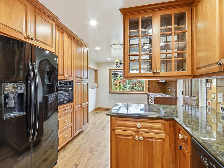927 Lorne Way — Photo 8