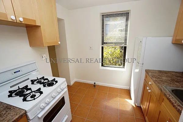 Rented by Universal Realty Group | media 8