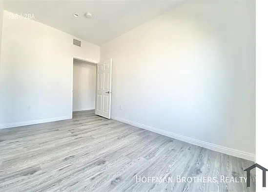 4655 Maplewood Ave #304 — Photo 10