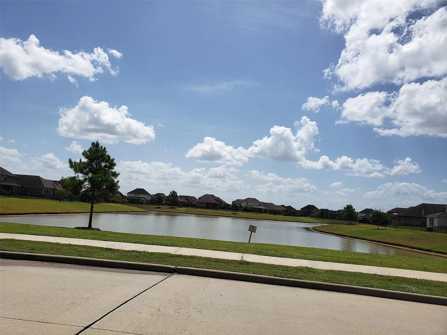 3 bed, 2.0 bath, 1737 sqft, $2,300 — Photo 2