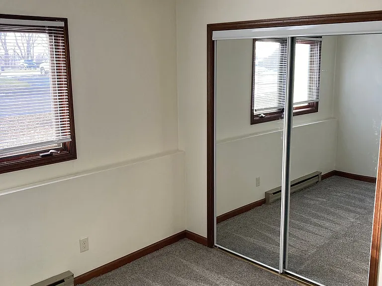 Immaculate Updated 2 Bedroom — Photo 12
