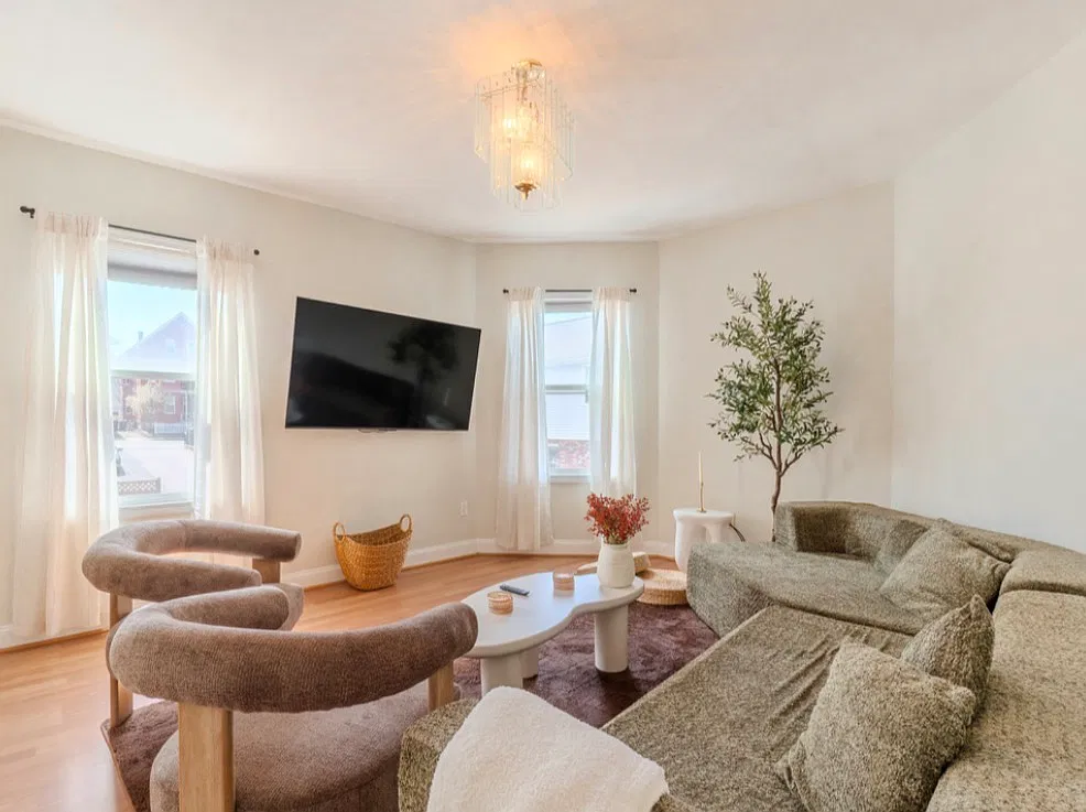 5 bed, 2400 sqft, $5,500 — Photo 1