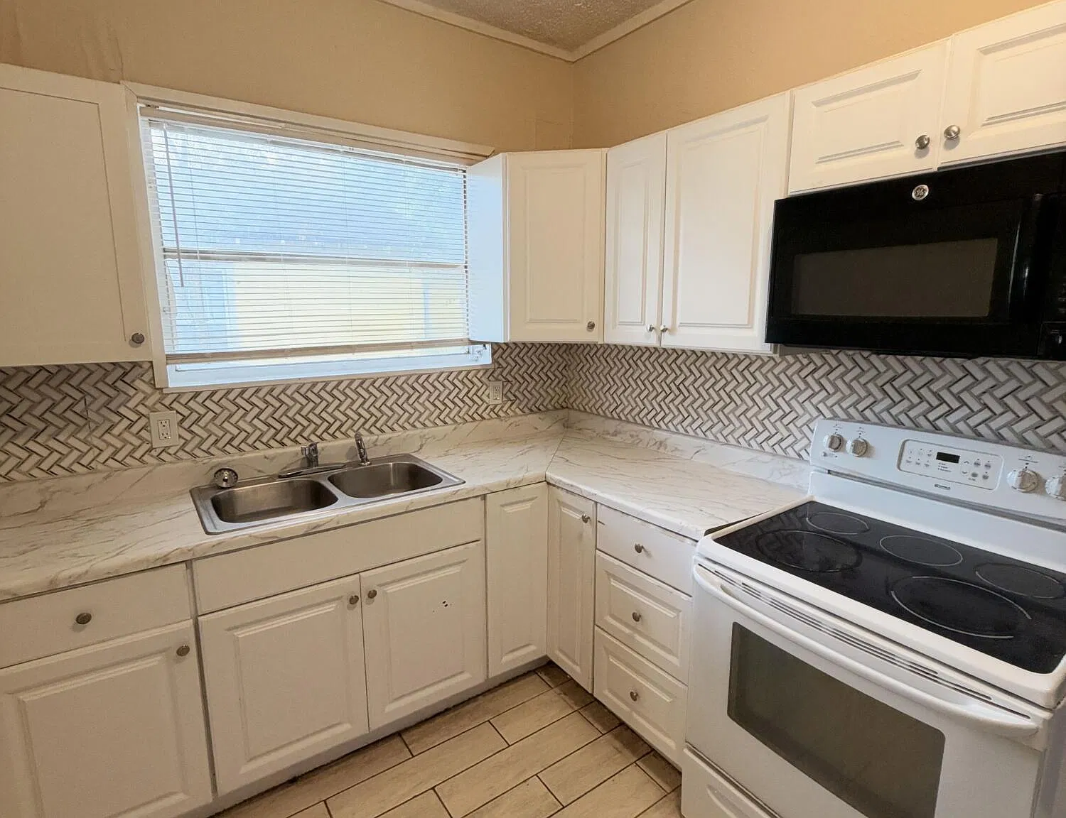 3 bed, 1.0 bath, 1002 sqft, $1,250 — Photo 2