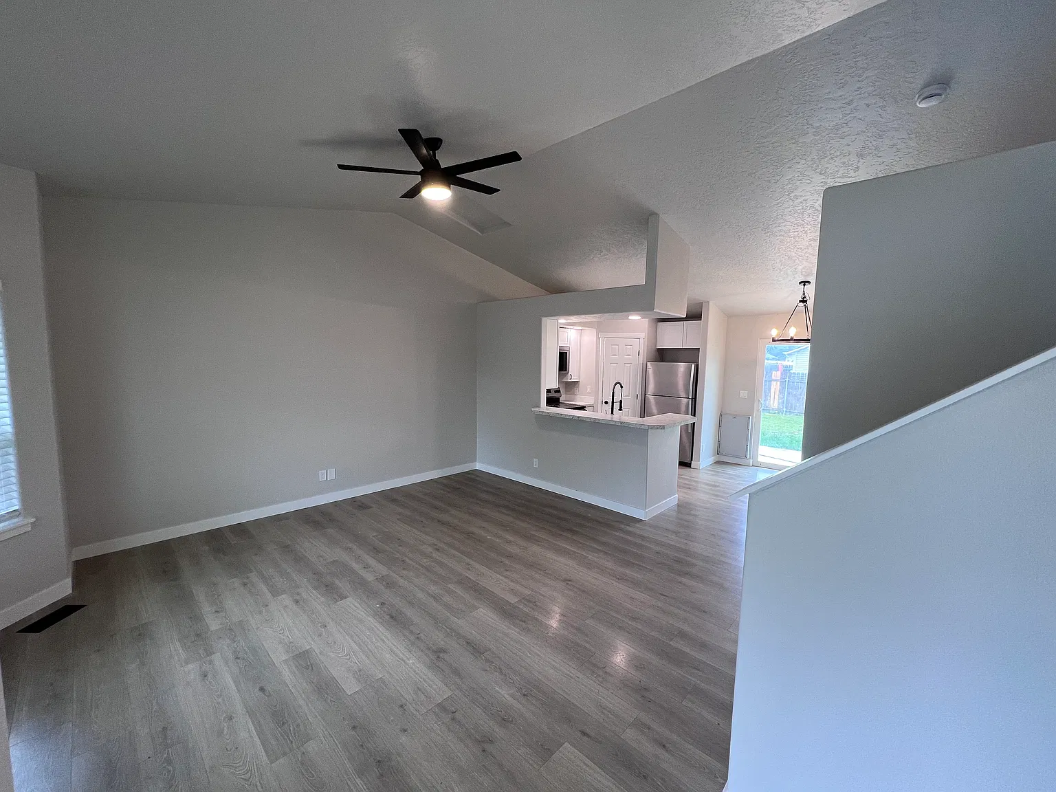 3 bed, 1255 sqft, $2,200 — Photo 2