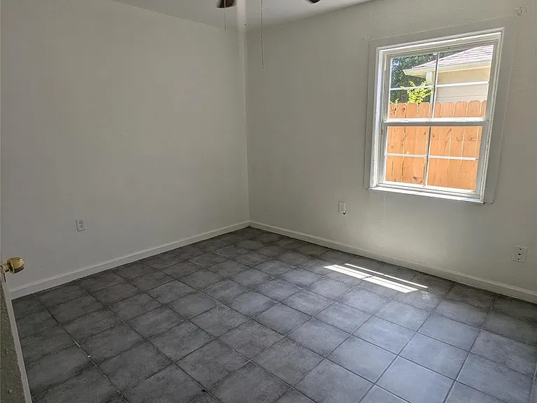 9129 Oak Knoll Ln — Photo 10