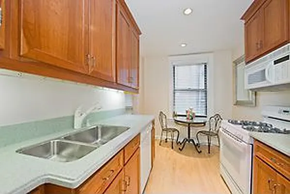 Sold by Manhattan Flats | media 5