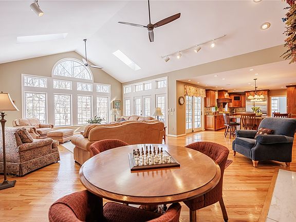 4th image of 4 Merryhill Ln