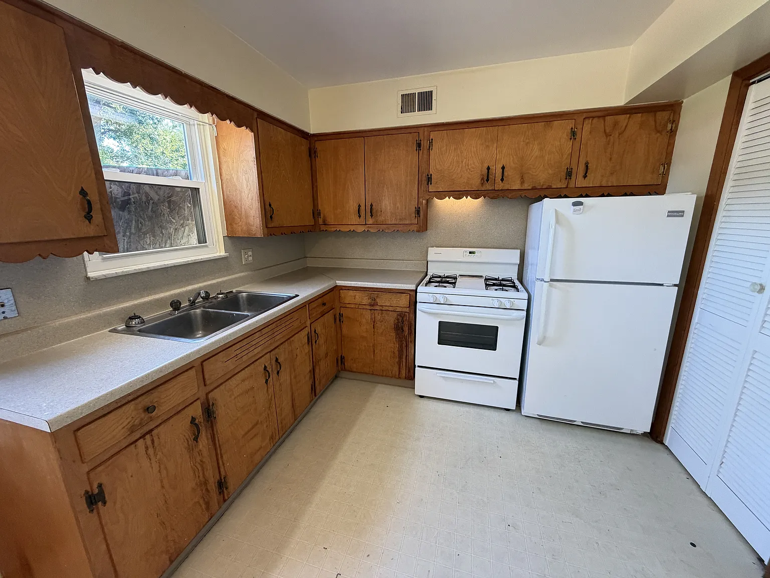 400 Pickrelltown St. - E — Photo 4