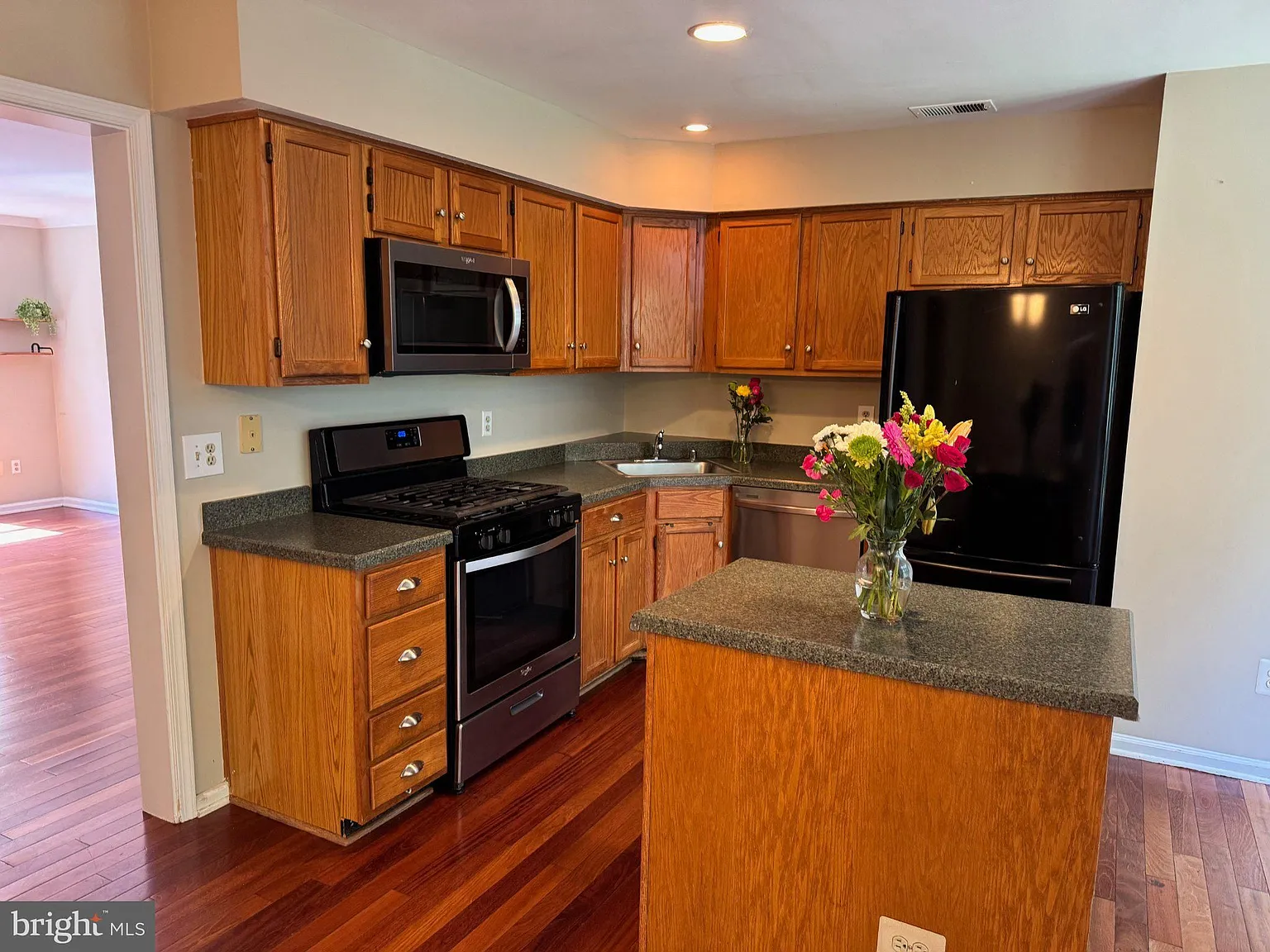 3 bed, 2.5 bath, 1940 sqft, $2,750 — Photo 1