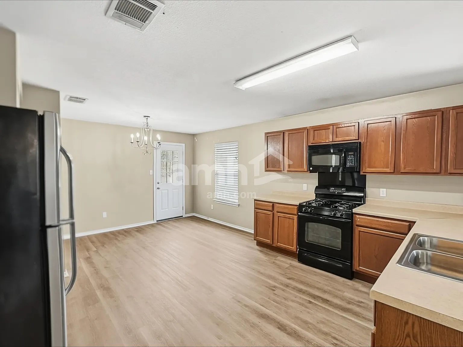 3 bed, 2.0 bath, 1324 sqft, $1,835 — Photo 4
