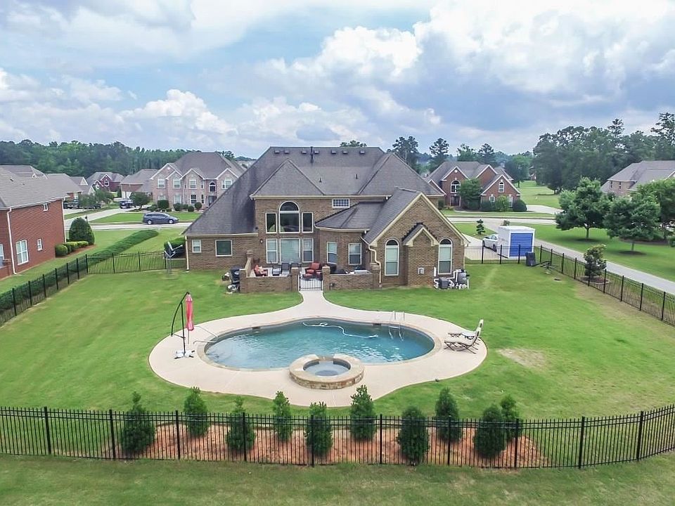 2nd image of 612 Par Three Ln