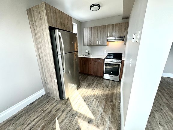 5th image of 104 N Grove St #311