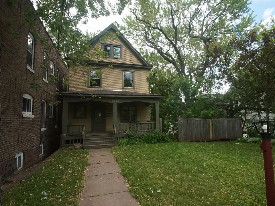 1212 E 4th St