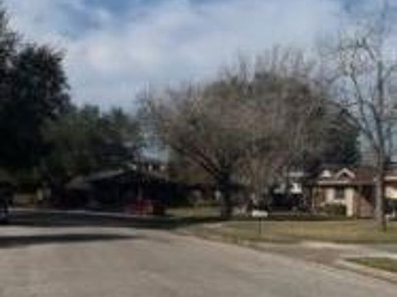 Exterior Neighborhood (street photo)