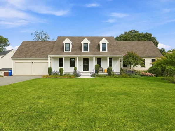 5 Century Dr, Fairhaven, MA 02719