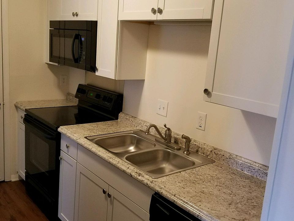 New  countertops and microwave.  All kitchen appliances incl