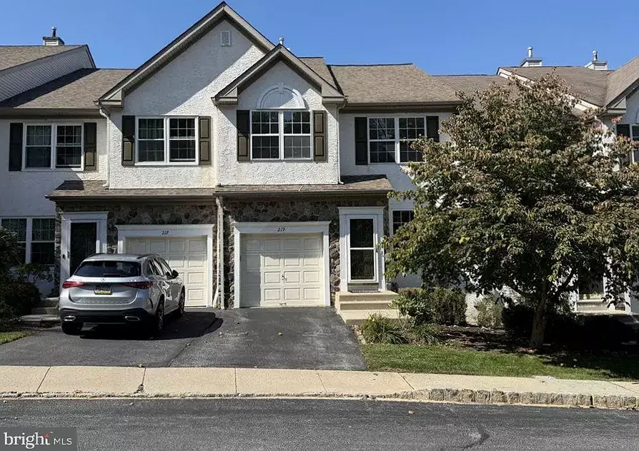3 bed, 2.5 bath, 2298 sqft, $3,100 — Photo 1