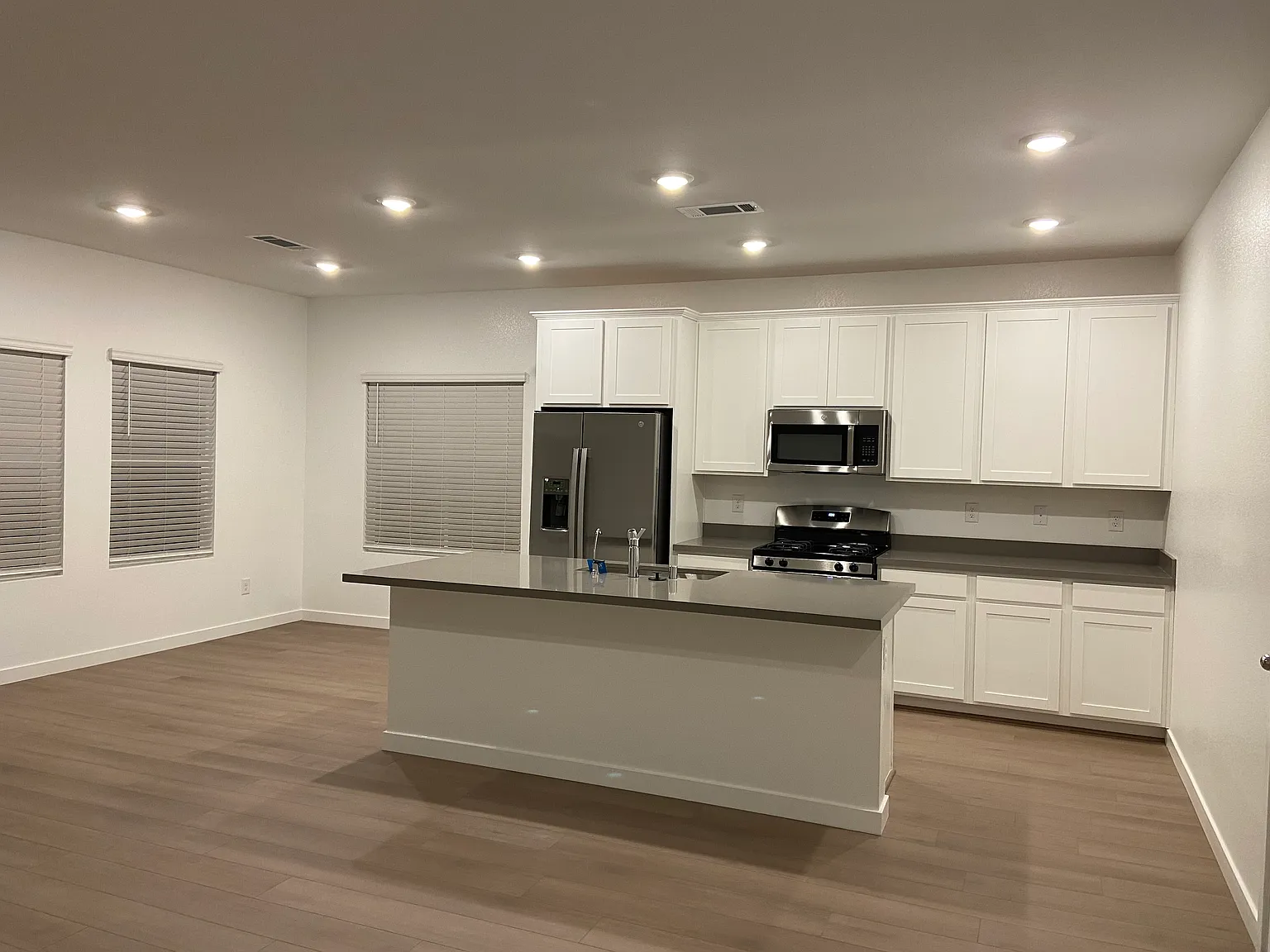 4 bed, 2405 sqft, $2,600 — Photo 3